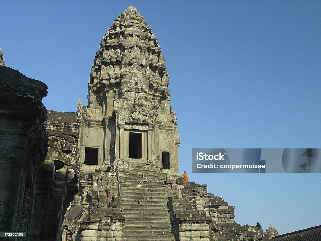 Monge budista em Angkor Wat - Foto de stock de Alívio royalty-free