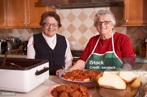 Dos Hermanas Italiano Foto de stock y más banco de imágenes de Cultura Italiana - Cultura Italiana, Abuela, Cocinar