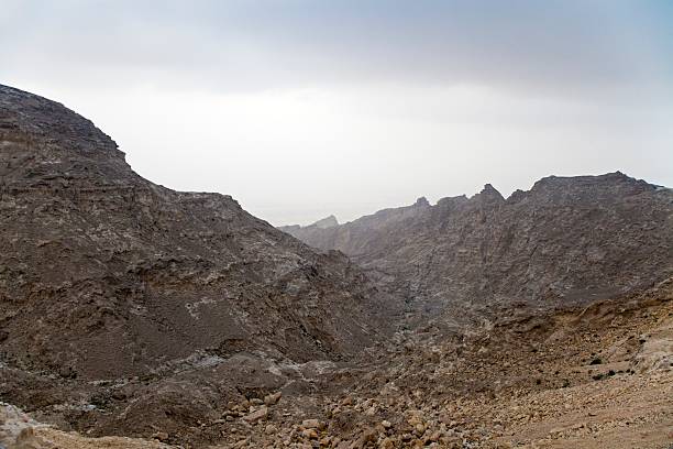 Jebel Hafeet Mountain United Arab Emirates Jebel Hafeet Mountain is rising 4000 ft (1219 m), the highest mountain of the united arab emirates, the border mountain to the Oman. jebel hafeet stock pictures, royalty-free photos & images
