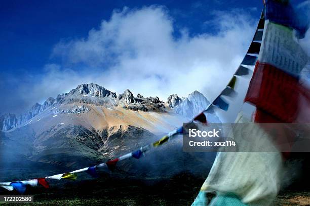 Montanha De Neve - Fotografias de stock e mais imagens de Ao Ar Livre - Ao Ar Livre, Azul, Bandeira