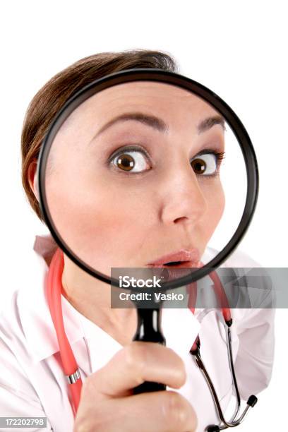 Suchen Sie Nach Ergebnissen Stockfoto und mehr Bilder von Menschliches Gesicht - Menschliches Gesicht, Vergrößerungsglas, Arzt