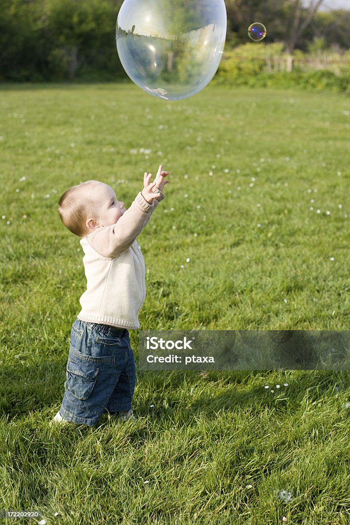 Baby boy und-soap bubble - Lizenzfrei 12-17 Monate Stock-Foto