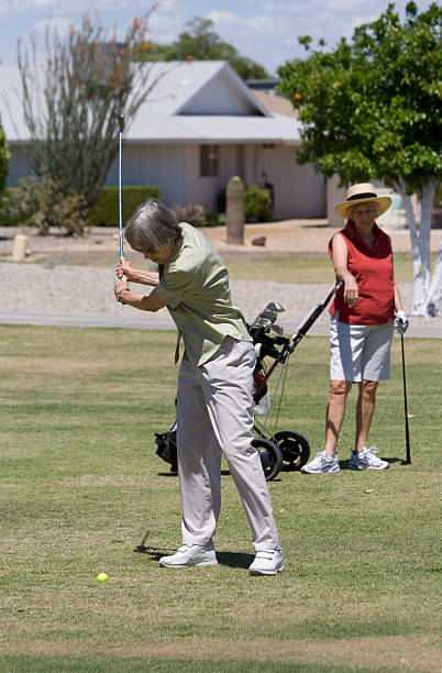 ligue de golf pour femmes - golf women golf swing arizona photos et images de collection