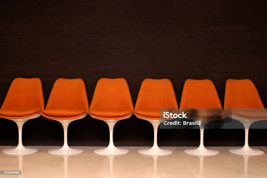 Puste krzesła bench - Zbiór zdjęć royalty-free (Krzesło)