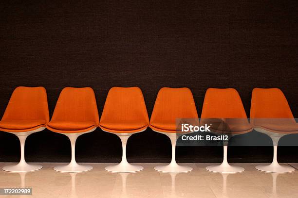Puste Krzesła Bench - zdjęcia stockowe i więcej obrazów Krzesło - Krzesło, Liczba 6, Obok siebie