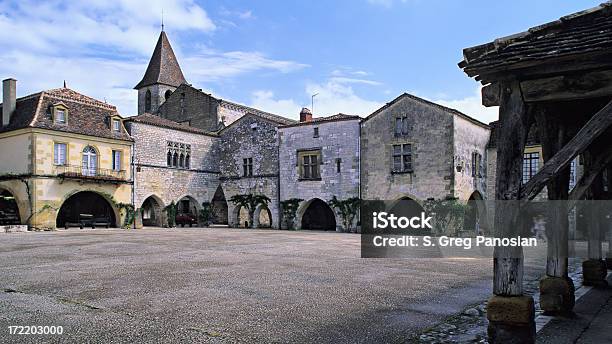 Monpazier Foto de stock y más banco de imágenes de Aldea - Aldea, Francia, Plaza