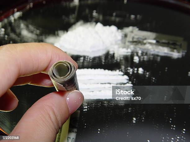 El Uso De Fármacos Esnifar Cocaína Con Dinero Foto de stock y más banco de imágenes de Adicción - Adicción, Adulto, Billete de banco