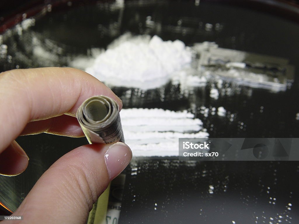 À l'aide de drogues. Sniffer Cocaïne, argent - Photo de Adulte libre de droits
