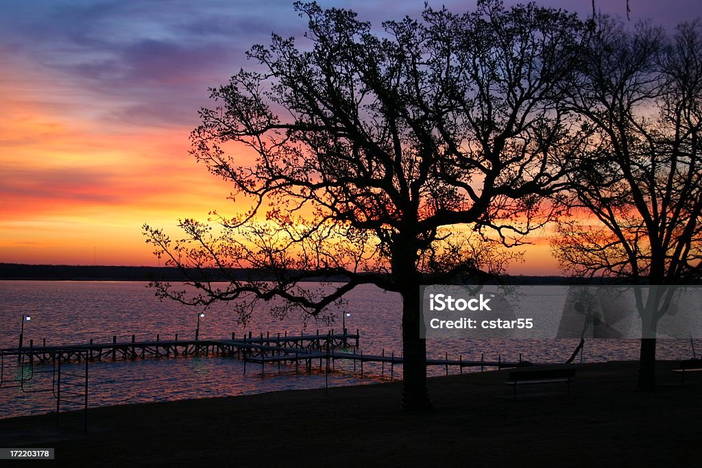 湖の日の出または日没、ボート埠頭と木々 - オクラホマ州のロイヤリティフリーストックフォト