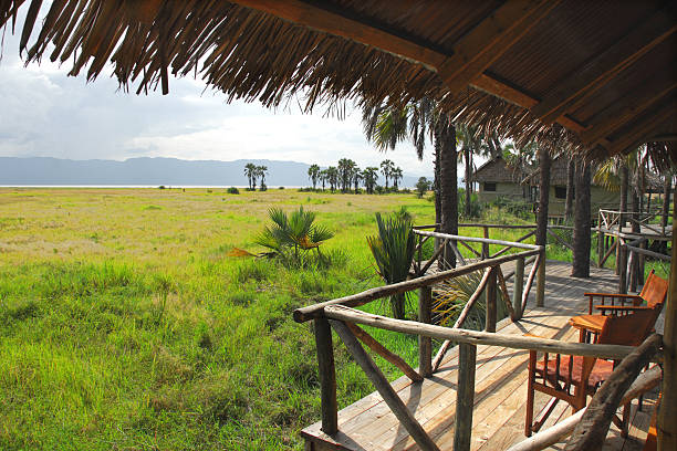 sous tente safari lodge avec vue sur le parc national du lac manyara - lake manyara national park photos et images de collection