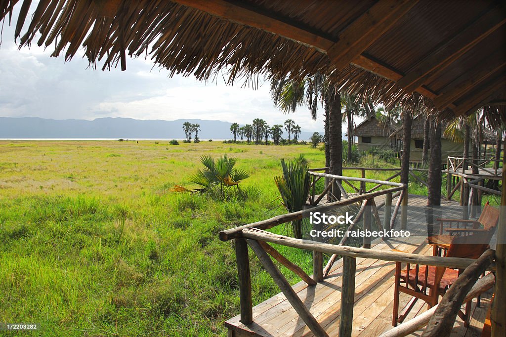 Tendas Safari Lodge com vista para o Parque Nacional do Lago Manyara - Foto de stock de Tanzânia royalty-free