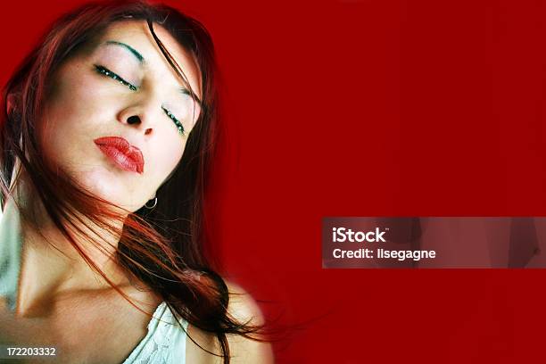Mujer Con Eyelashes Granulado Foto de stock y más banco de imágenes de Adulto - Adulto, Cabello castaño, Cabello largo