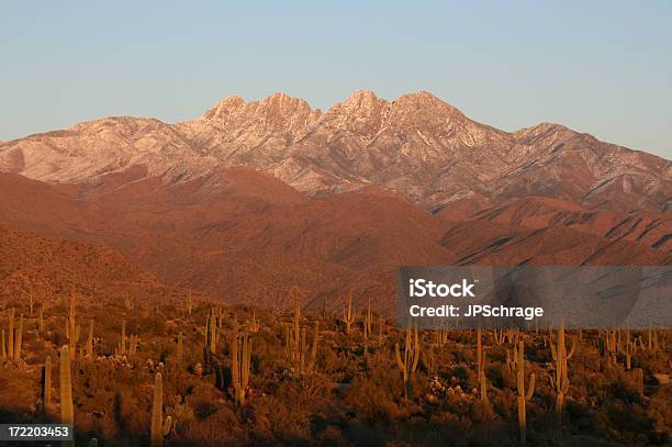 Quatro Picos De Montanha No Pôr Do Sol - Fotografias de stock e mais imagens de Pico da montanha - Pico da montanha, Quatro Objetos, Arizona