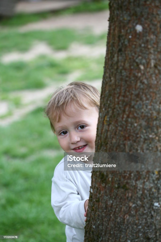 Niño jugar al escondite - Foto de stock de Aire libre libre de derechos