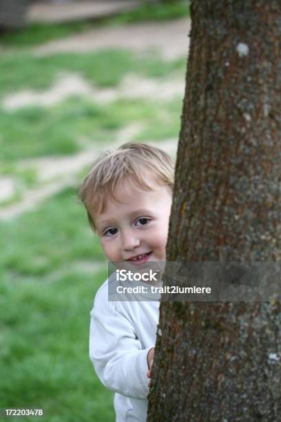 Niño Jugar Al Escondite Foto de stock y más banco de imágenes de Aire libre - Aire libre, Aspiraciones, Cultura juvenil