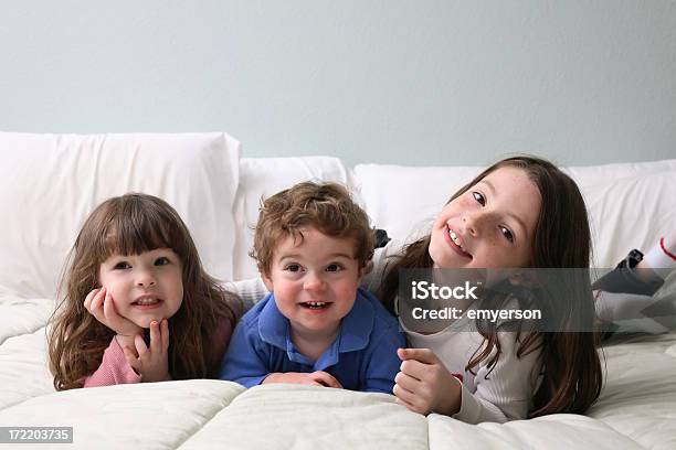 ベッドの上 - 2歳から3歳のストックフォトや画像を多数ご用意 - 2歳から3歳, 3人, 6歳から7歳