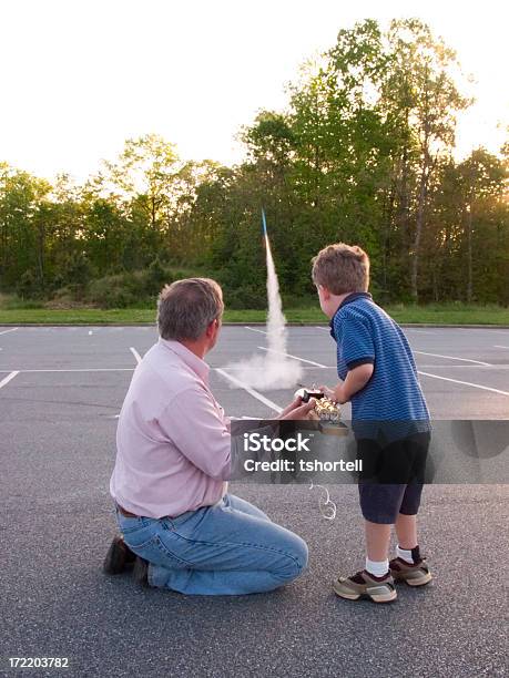 Abuelo Y Niño Lanzar Modelo Rocket Foto de stock y más banco de imágenes de Cohete espacial - Cohete espacial, Abuelos, Modelo