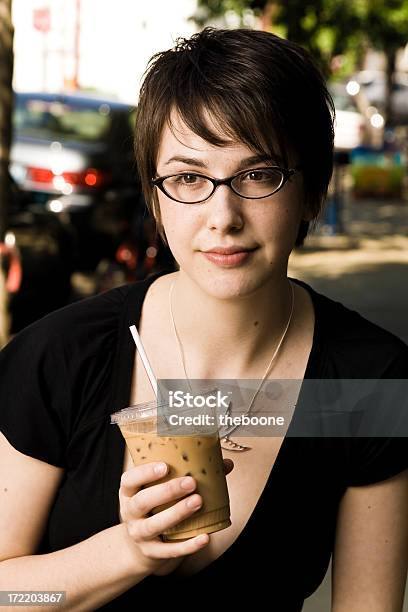 アイスコーヒーを飲む若いブルネットの女性のダウンタウン - 18歳から19歳のストックフォトや画像を多数ご用意 - 18歳から19歳, 1人, 20-24歳