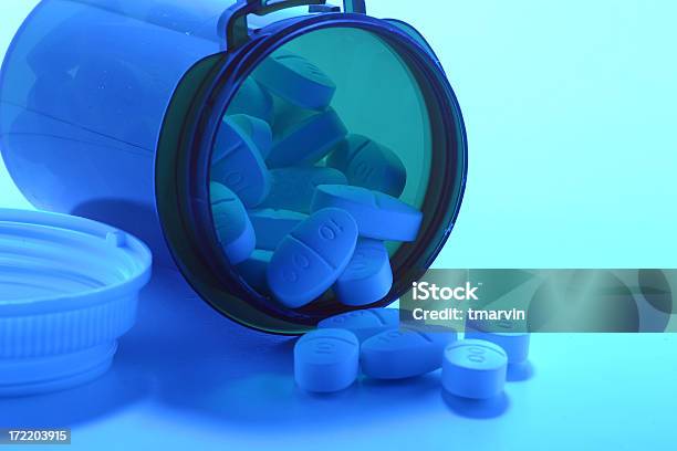 Azul Comprimido 2 - Fotografias de stock e mais imagens de Azul - Azul, Comprimido, Cuidados de Saúde e Medicina