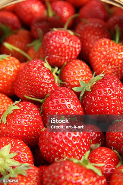 Fresas Frescas En Cesta Foto de stock y más banco de imágenes de Abundancia - Abundancia, Agricultura, Aire libre