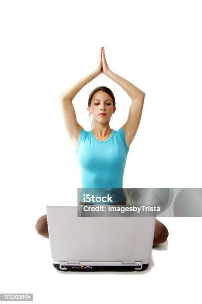 Yoga Online Foto de stock y más banco de imágenes de 20 a 29 años - 20 a 29 años, Actividades y técnicas de relajación, Adulto