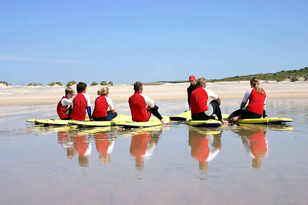 aulas de surfe para o vermelho - handcarves lifestyle people young adults - fotografias e filmes do acervo