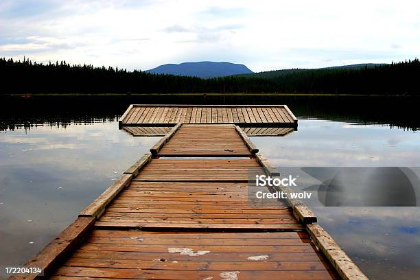 Muelle De Madera En El Lago Colinas Alberta Canadá Foto de stock y más banco de imágenes de Agua
