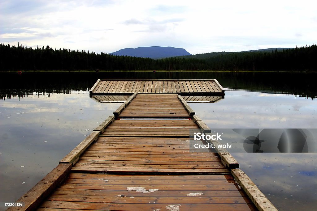 Sola de madeira wharf em um Lago Foothills, Alberta, Canadá. - Royalty-free Alberta Foto de stock