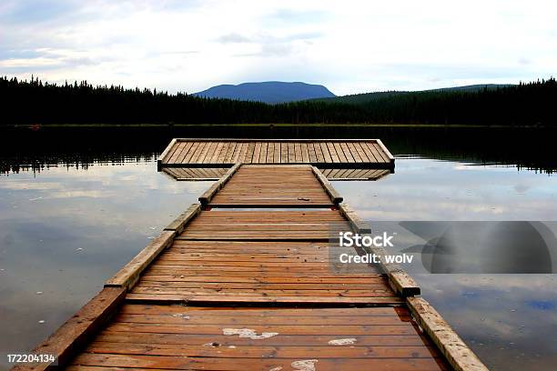 Sola De Madeira Wharf Em Um Lago Foothills Alberta Canadá - Fotografias de stock e mais imagens de Alberta