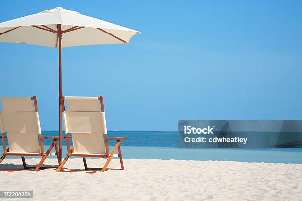 Foto de Vazio Cadeiras E Guardachuva Em Uma Praia Na Flórida Eua e mais fotos de stock de Cadeira de Praia