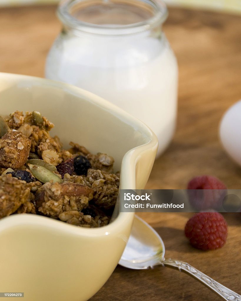 朝食用シリアルの&ミルク、健康的な食事：グラノーラ&アーモンド、レーズン Pepitas - まな板のロイヤリティフリーストックフォト