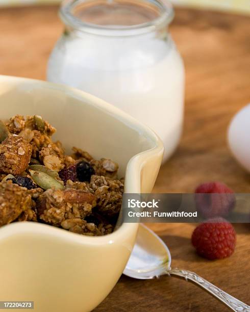 Cereais De Pequenoalmoço Leite Comida Saudável Muesli Amêndoas Raisins Pepitas - Fotografias de stock e mais imagens de Alimentação Saudável