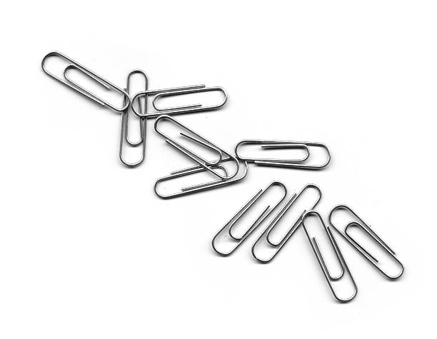 paperclips su sfondo bianco - metal clip foto e immagini stock