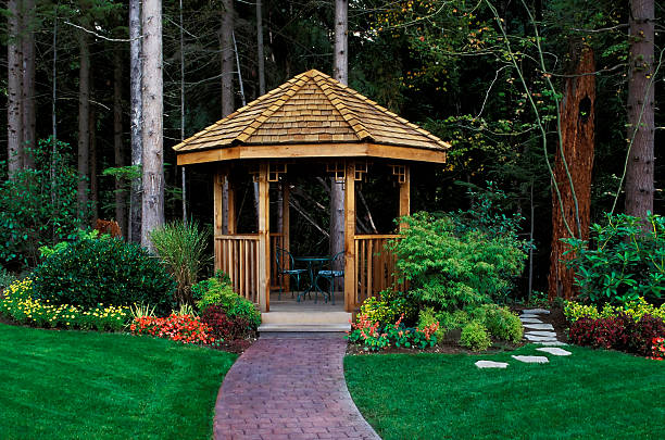 древесина кедра задний двор сад и беседка - garden pavilion стоковые фото и изображения