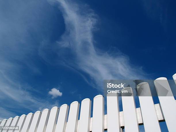 Photo libre de droit de White Clôture banque d'images et plus d'images libres de droit de Blanc - Blanc, Bleu, Ciel