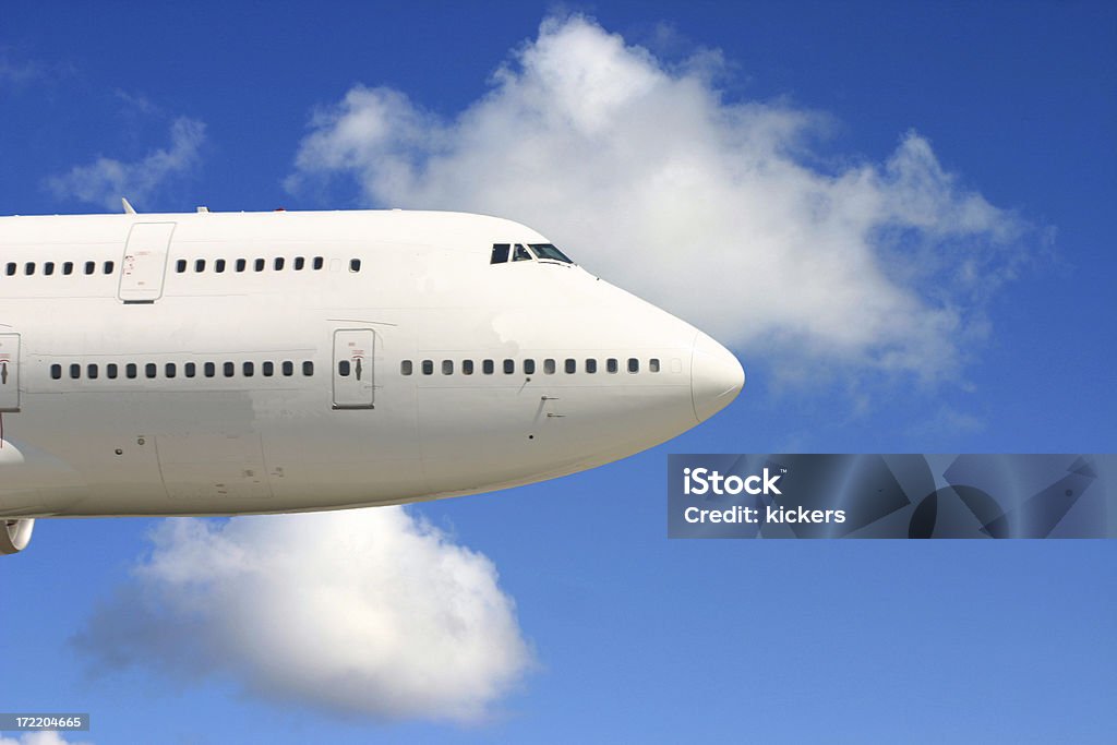 Avión en el cielo de punta - Foto de stock de Acercarse libre de derechos