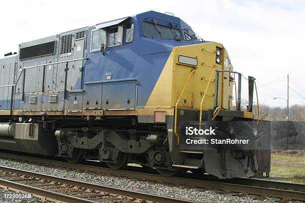Foto de Locomotiva Passando Por e mais fotos de stock de Amarelo - Amarelo, Azul, Conceito