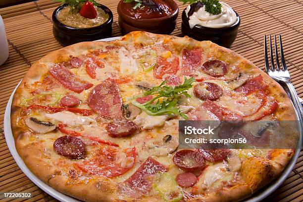 Pizza Foto de stock y más banco de imágenes de Aceituna - Aceituna, Al horno, Alimento