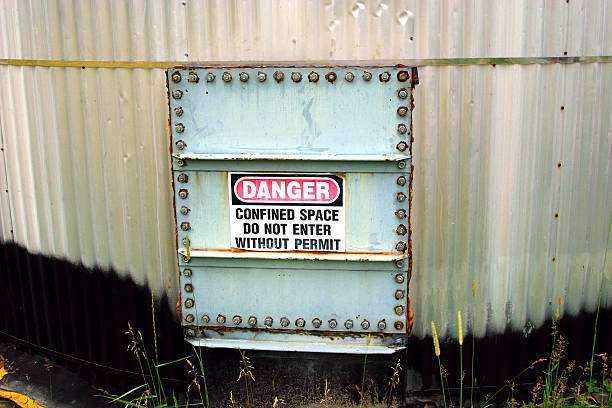 espaço confinado - confined space safety danger sign imagens e fotografias de stock