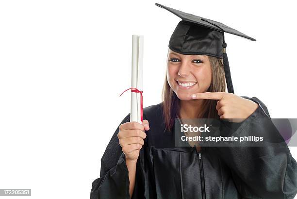 Graduação Feminino Usando Boné E Vestido De Segurando Um Diploma - Fotografias de stock e mais imagens de Adulto