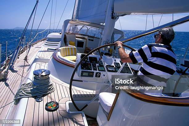 Uomo Anziano In Barca A Vela - Fotografie stock e altre immagini di Mezzo di trasporto marittimo - Mezzo di trasporto marittimo, Guidare, Capitano