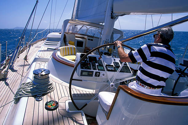노인 남자 허드슨에서 - cable winch sailing yacht sport 뉴스 사진 이미지
