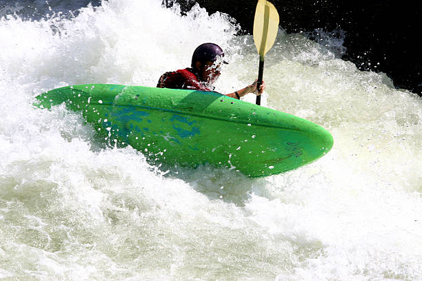 зеленый - white water atlanta kayak rapid kayaking стоковые фото и изображения