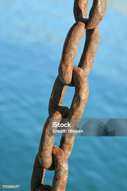 Rusty Cadeia - Fotografias de stock e mais imagens de Ancorado - Ancorado, Antigo, Azul