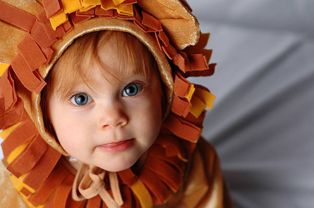 mendicidad poco león - costume halloween lion baby fotografías e imágenes de stock