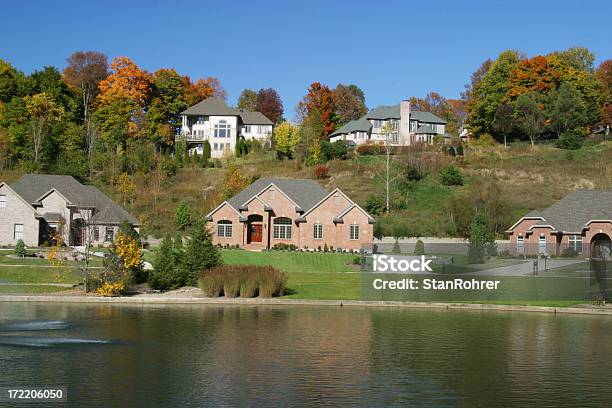 Häuser Mit Teich Stockfoto und mehr Bilder von Architektur - Architektur, Außenaufnahme von Gebäuden, Baum