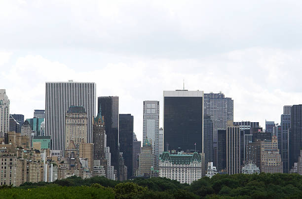 new york skyline - manattan photos et images de collection