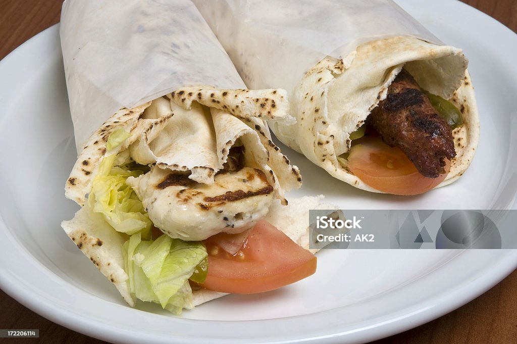 Dos kebabs en un plato - Foto de stock de Arabesco - Estilo libre de derechos