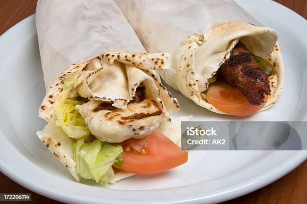 Dos Kebabs En Un Plato Foto de stock y más banco de imágenes de Arabesco - Estilo - Arabesco - Estilo, Barbacoa - Comida, Blanco - Color