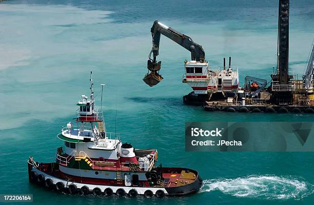 Буксир И Dredge Подводная Выемка Грунта На Гавань — стоковые фотографии и другие картинки Баржа - Баржа, Буксир, Гавань